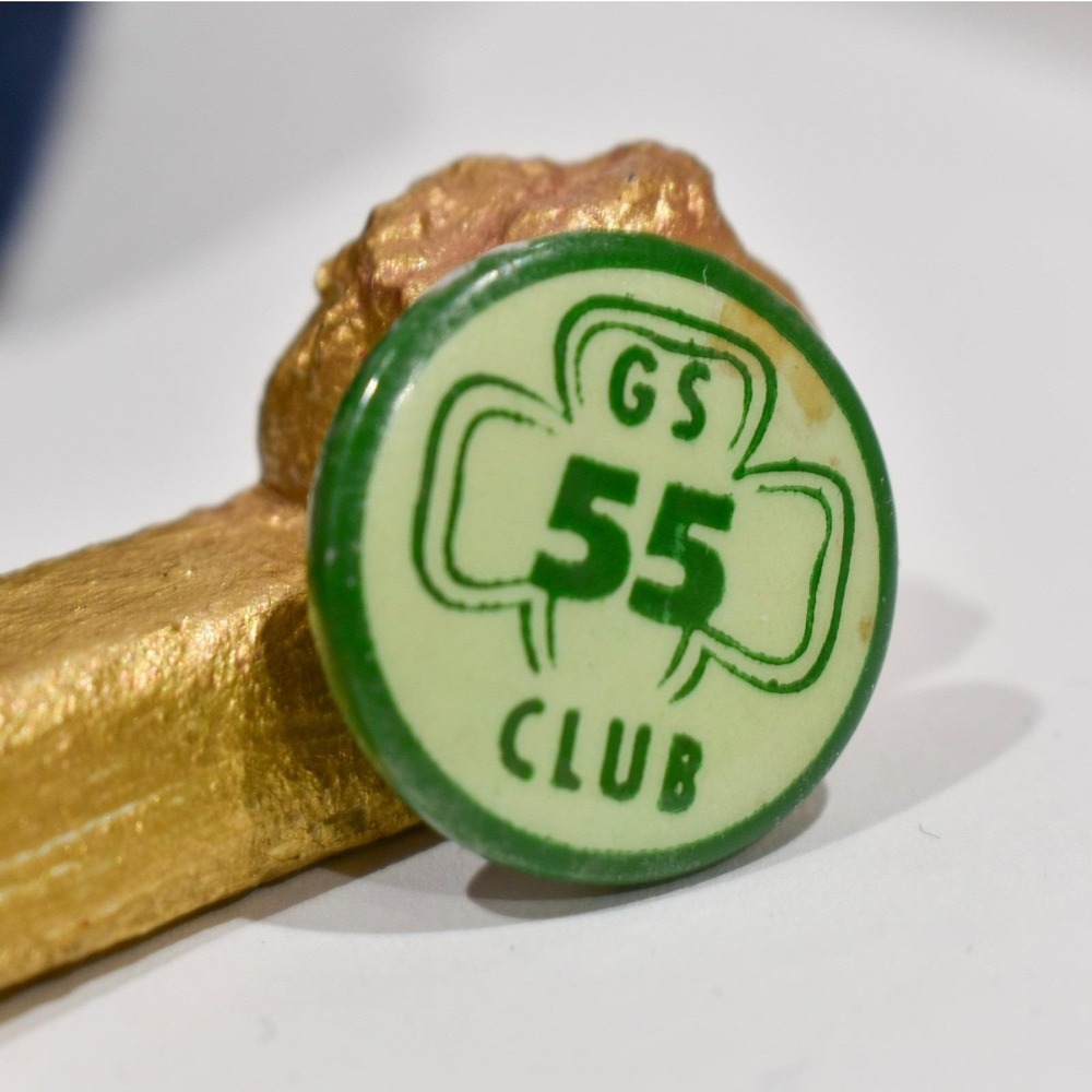 Vintage Girl Scouts 1955 Green Pinback Button Trefoil GS 55 Club Scouting Pin